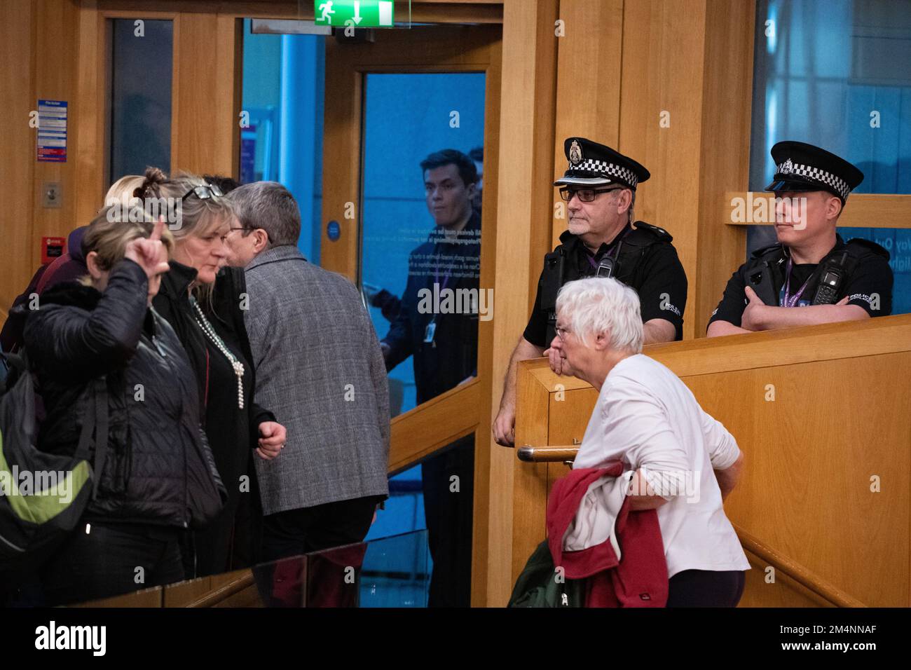 Edimburgo, Escocia, Reino Unido. 22nd de diciembre de 2022. EN LA FOTO: Manifestantes pro-derechos de las mujeres reaccionan después de que se apruebe el proyecto de ley, gritando al Gobierno escocés y son retirados por la Seguridad del Parlamento y la policía. Reacciones dentro de la cámara de debate después de que el proyecto de ley de la etapa 3 apruebe el proyecto de ley de Reforma de Reconocimiento de Género (Escocia), donde las personas que buscan obtener un Certificado de Reconocimiento de Género (GRC) con identificación personal, no necesitan obtener ningún informe médico para obtener su GRC. Crédito: Colin D Fisher Crédito: Colin Fisher/Alamy Live News Foto de stock
