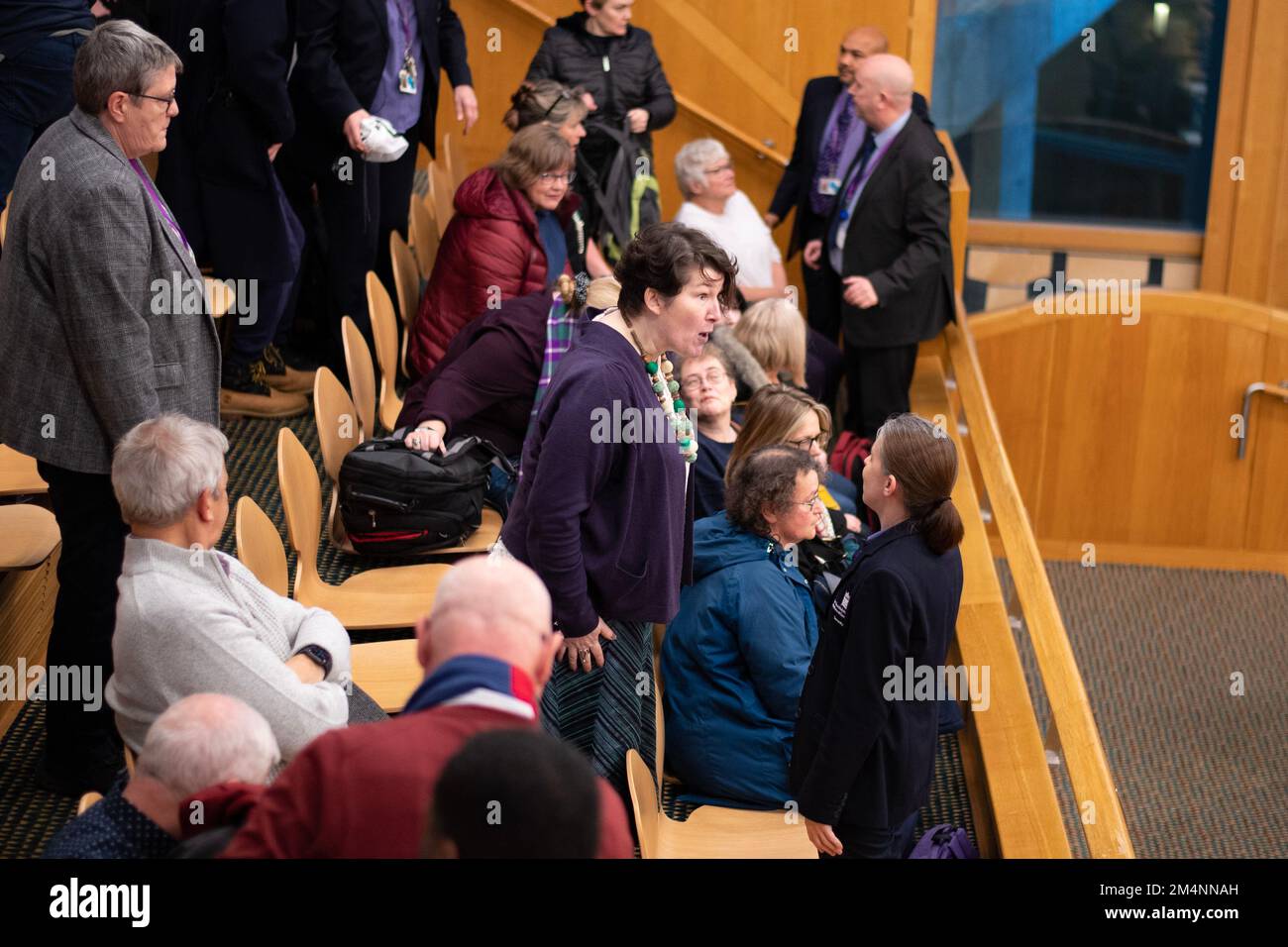 Edimburgo, Escocia, Reino Unido. 22nd de diciembre de 2022. EN LA FOTO: Manifestantes pro-derechos de las mujeres reaccionan después de que se apruebe el proyecto de ley, gritando al Gobierno escocés y son retirados por la Seguridad del Parlamento y la policía. Reacciones dentro de la cámara de debate después de que el proyecto de ley de la etapa 3 apruebe el proyecto de ley de Reforma de Reconocimiento de Género (Escocia), donde las personas que buscan obtener un Certificado de Reconocimiento de Género (GRC) con identificación personal, no necesitan obtener ningún informe médico para obtener su GRC. Crédito: Colin D Fisher Crédito: Colin Fisher/Alamy Live News Foto de stock