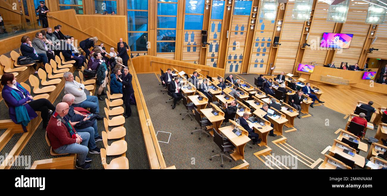 Edimburgo, Escocia, Reino Unido. 22nd de diciembre de 2022. EN LA FOTO: La manifestante pro-derechos de las mujeres reacciona después de que se apruebe el proyecto de ley, levantando la falda y revelando lo que parece ser una vagina falsa mientras grita en voz alta la palabra “minge” mientras se dirige al gobierno escocés y abarrota la cámara. Ella como entonces removida por la Seguridad del Parlamento y la policía. Reacciones dentro de la cámara de debate después de que se apruebe el proyecto de ley de la Etapa 3 sobre la Reforma del Reconocimiento de Género (Escocia). Crédito: Colin D Fisher Crédito: Colin Fisher/Alamy Live News Foto de stock