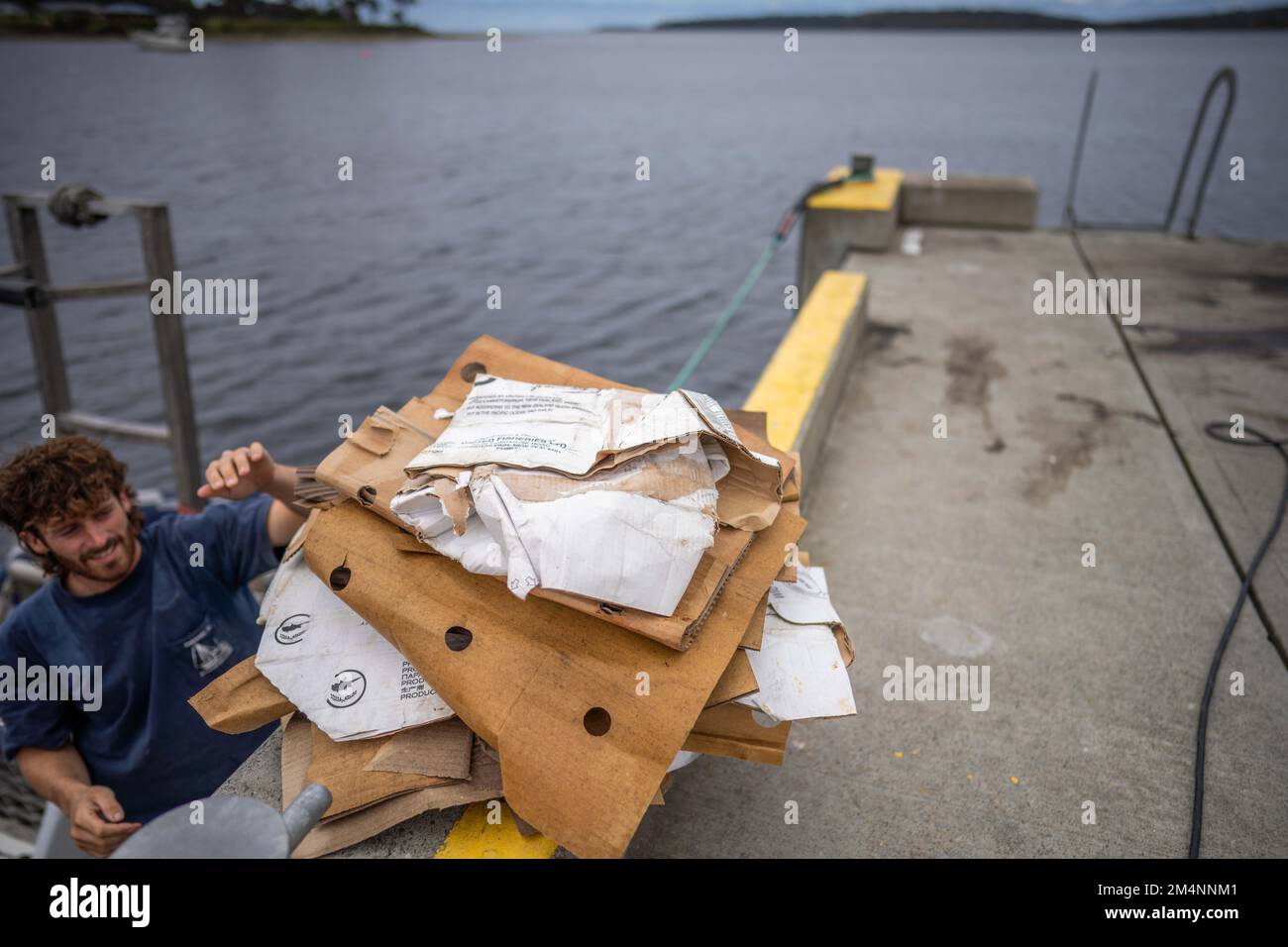 reciclaje de cartón después de un viaje de pesca en un barco en australia Foto de stock