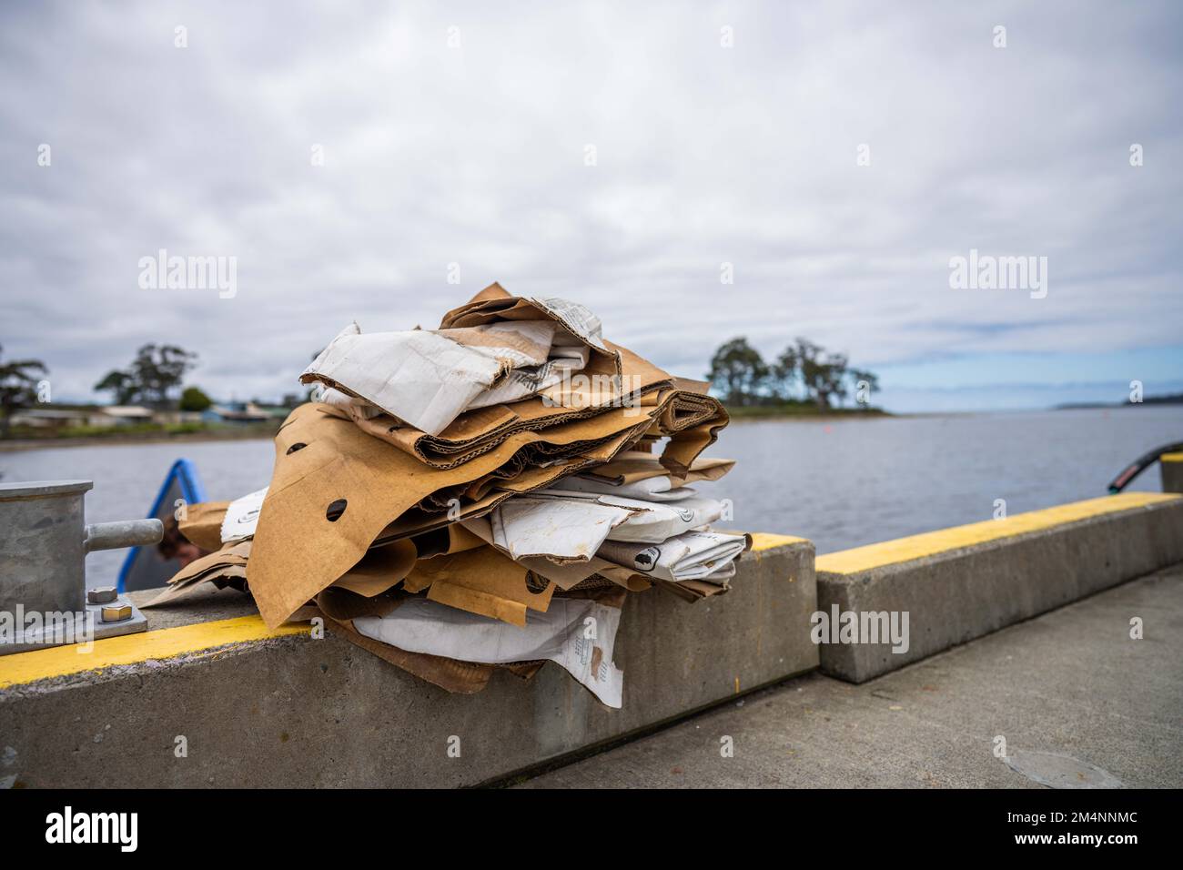 reciclaje de cartón después de un viaje de pesca en un barco en australia Foto de stock