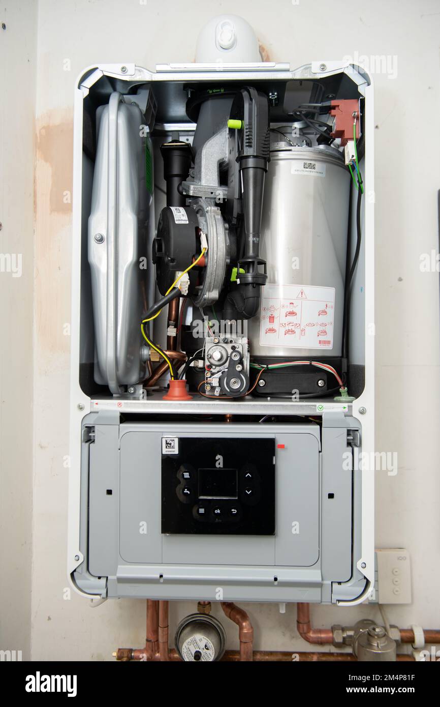 Caldera de gas blanca y moderna montada en una pared gris de una cocina.  Calentador de agua. Calefacción de agua, ecología Fotografía de stock -  Alamy