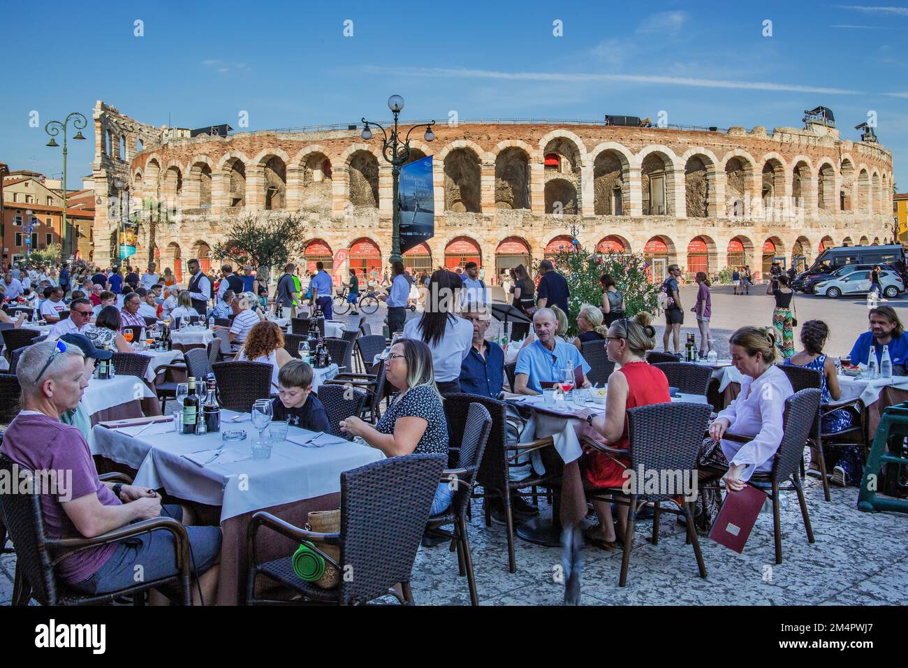 Terrazas del restaurante en Piazza Bra frente a la Arena di Verona, Verona, Veneto, Italia del Norte, Italia Foto de stock