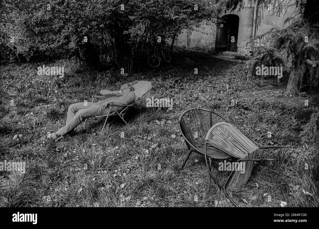 RDA, Rheinsberg, 12. 04. 1989, Rheinsberg Castle Park, hombre dormido, sillón Foto de stock
