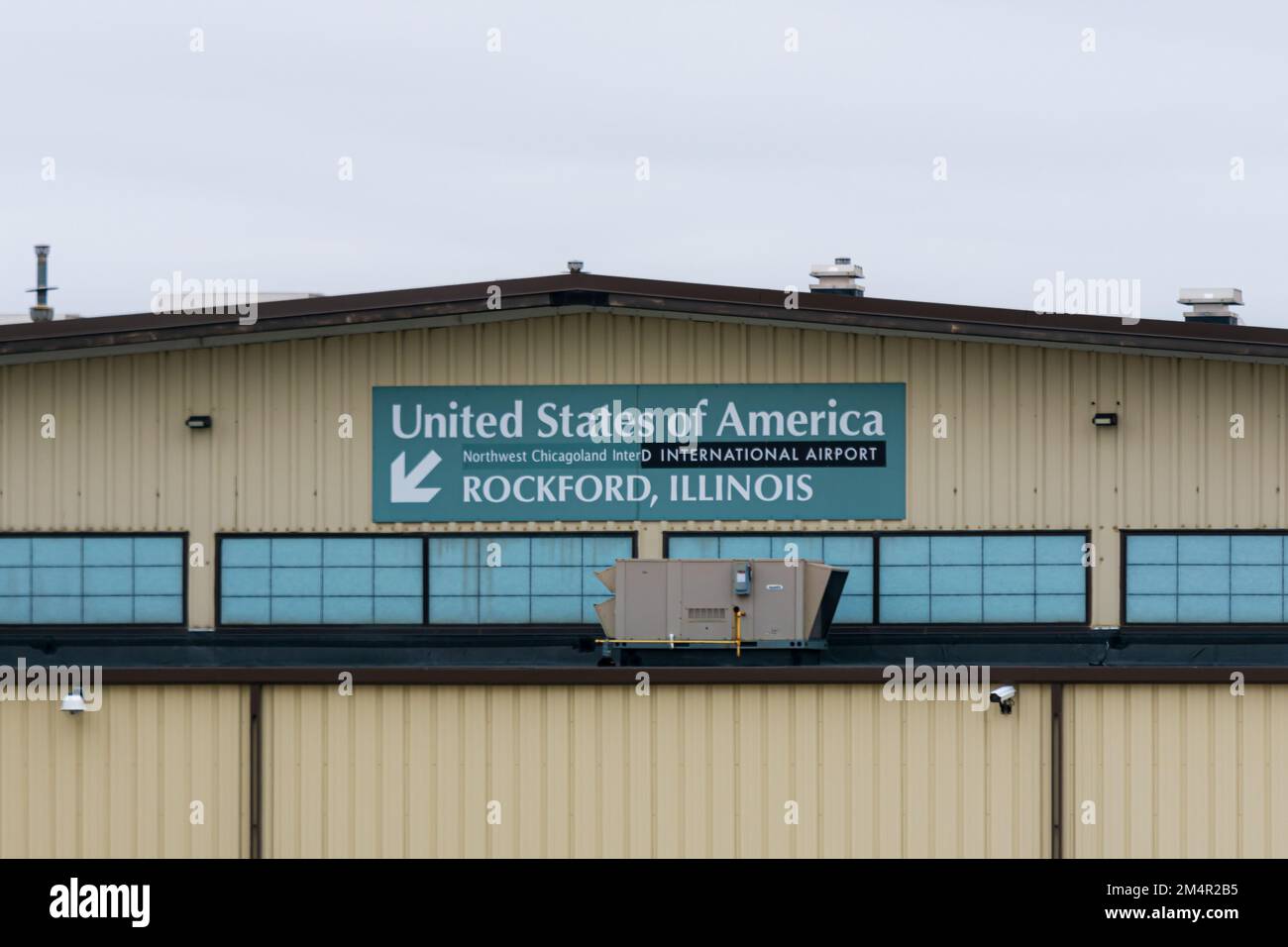 Rockford, IL EE.UU. - 21 de diciembre de 2022: Señalización del Aeropuerto Internacional Rockford de Chicago visto desde el campo aéreo. Foto de stock