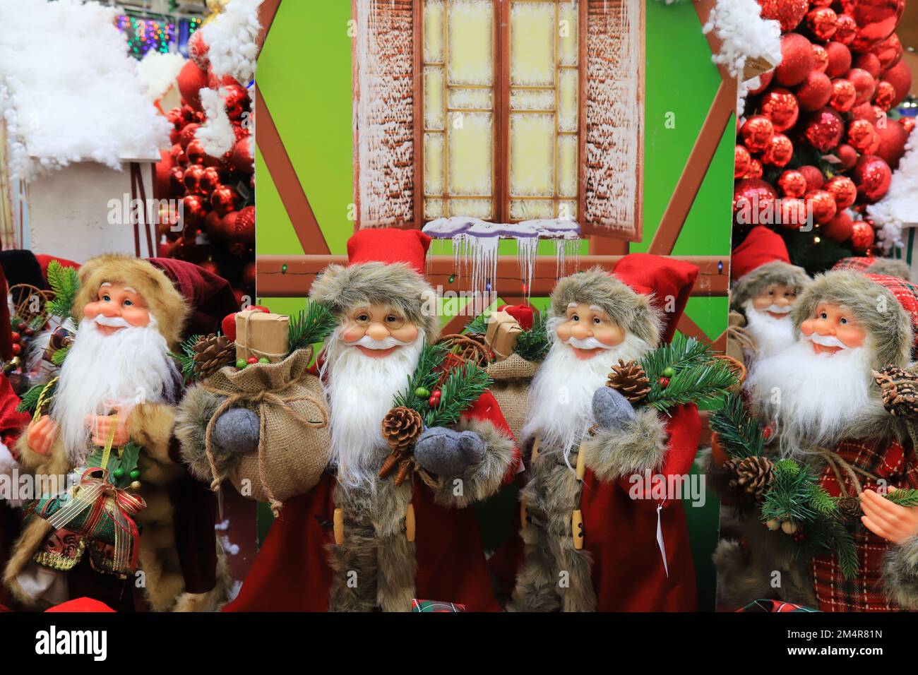 Santa Claus, hermosos juguetes de Navidad y Año Nuevo, decoraciones y  regalos. Compras festivas de invierno 2023. Tienda de juguetes Fotografía  de stock - Alamy