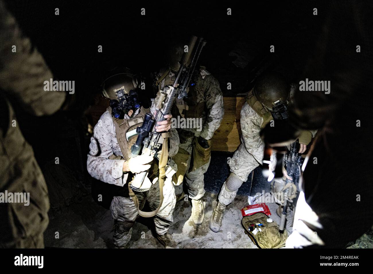 EE.UU Infantes de Marina con 3rd Batallón, 7th Regimiento de Infantería de Marina inspeccionan su equipo después de un fuego nocturno en el Centro de Combate Aéreo Terrestre del Cuerpo de Infantería de Marina, Twentynine Palms, California, 12 de diciembre de 2022. Los infantes de marina mantienen la letalidad entrenando durante el día y la noche para aumentar la preparación para cualquier situación. (EE. UU (Foto del Cuerpo de Infantería de Marina por el Cpl. Jonathan Willcox) Foto de stock