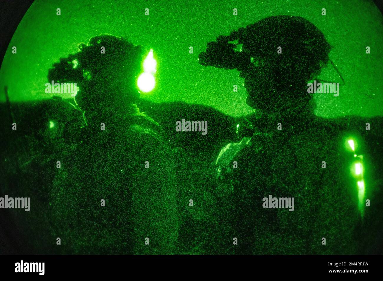 EE.UU Infantes de Marina con 3rd Batallón, 7th Regimiento de Infantería de Marina revisan su plan de ataque antes de un campo nocturno de fuego vivo en el Centro de Combate Aéreo Terrestre del Cuerpo de Infantería de Marina, Twentynine Palms, California, 12 de diciembre de 2022. Los infantes de marina mantienen la letalidad entrenando durante el día y la noche para aumentar la preparación para cualquier situación. (EE. UU (Foto del Cuerpo de Infantería de Marina por el Cpl. Jonathan Willcox) Foto de stock