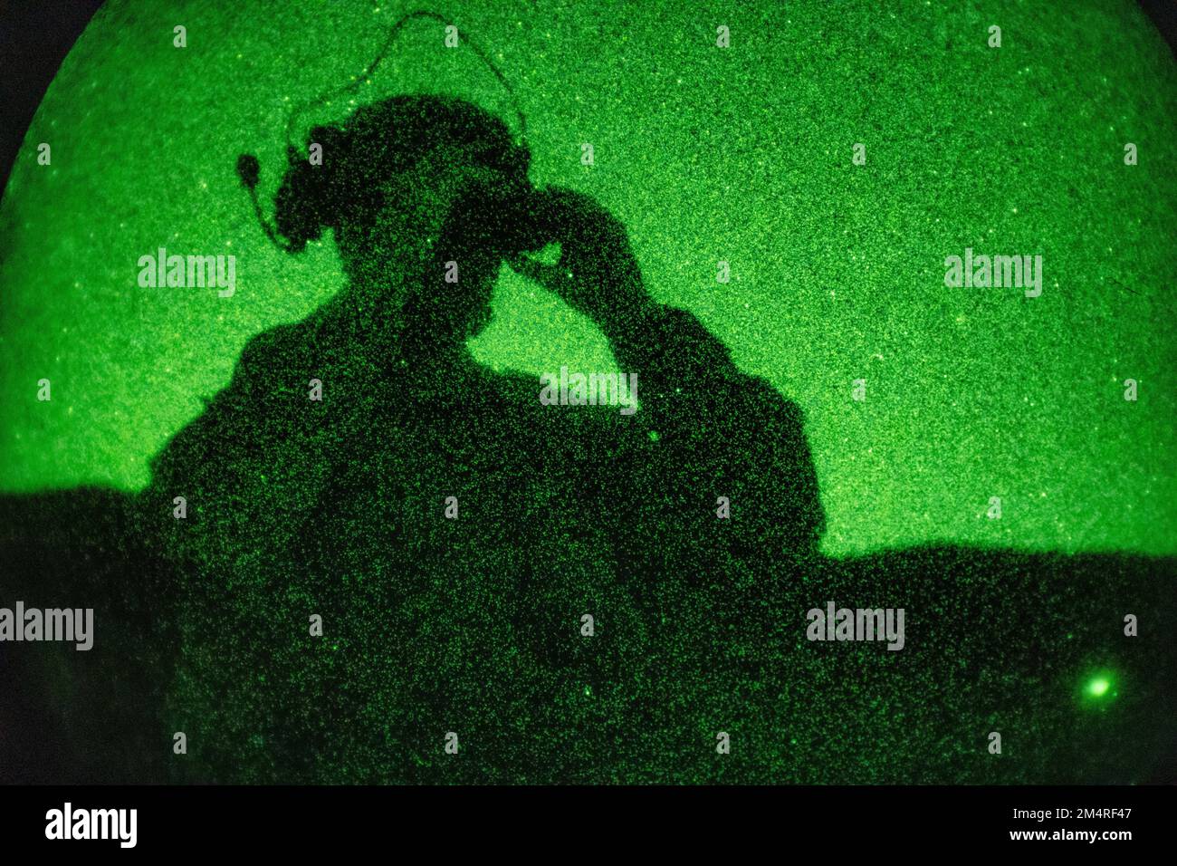 UN EE.UU Marine con 3rd Batallón, 7th.º Regimiento de Infantería de Marina ajusta su casco antes de un campo nocturno de fuego en vivo en el Centro de Combate Aéreo Terrestre del Cuerpo de Infantería de Marina, Twentynine Palms, California, 12 de diciembre de 2022. Los infantes de marina mantienen la letalidad entrenando durante el día y la noche para aumentar la preparación para cualquier situación. (EE. UU (Foto del Cuerpo de Infantería de Marina por el Cpl. Jonathan Willcox) Foto de stock