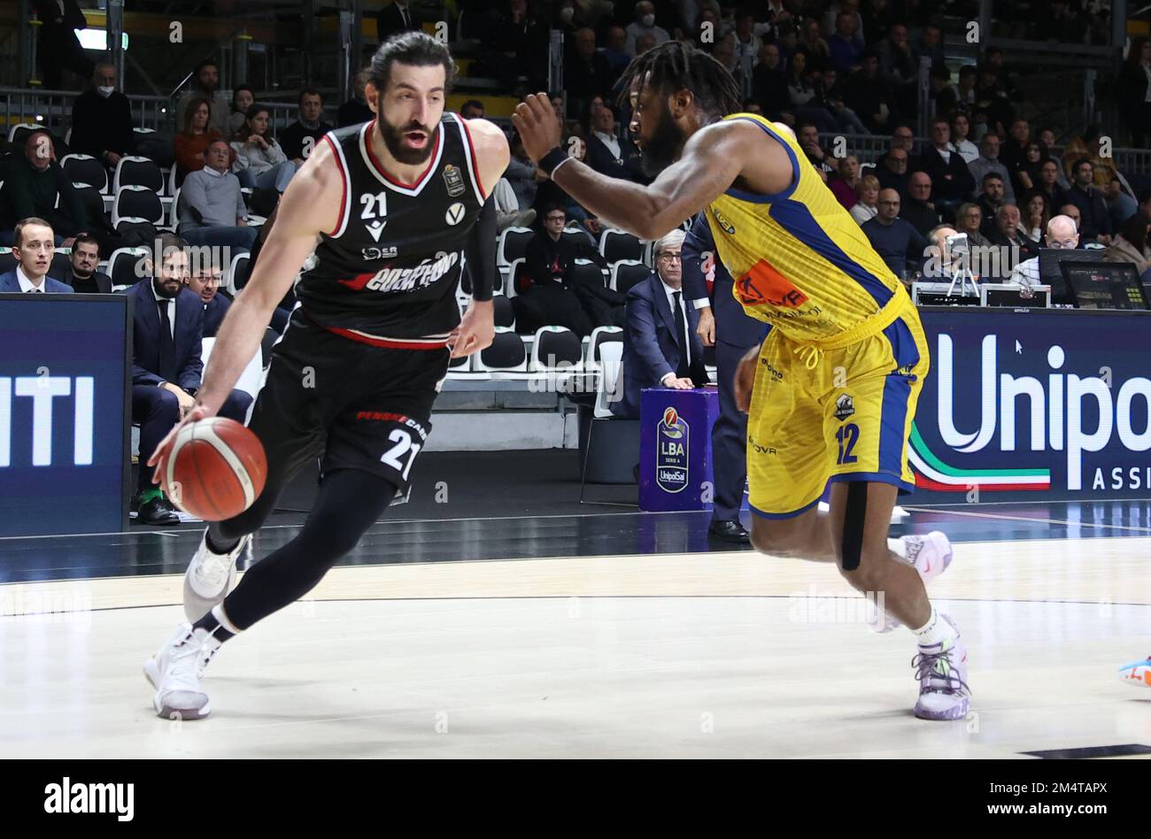 Tornike Shengelia (Segafredo Virtus Bologna) frustrado por Kruize Pinkins (Givova Scafati Basket 