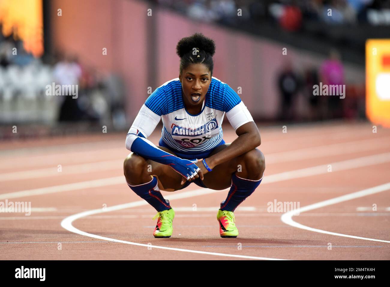 Kadeena Cox recuperándose después de la final de T38 400m en el Campeonato Mundial de Atletismo de 2017, en el Estadio de Londres. Ella sufre de Esclerosis Múltiple Foto de stock