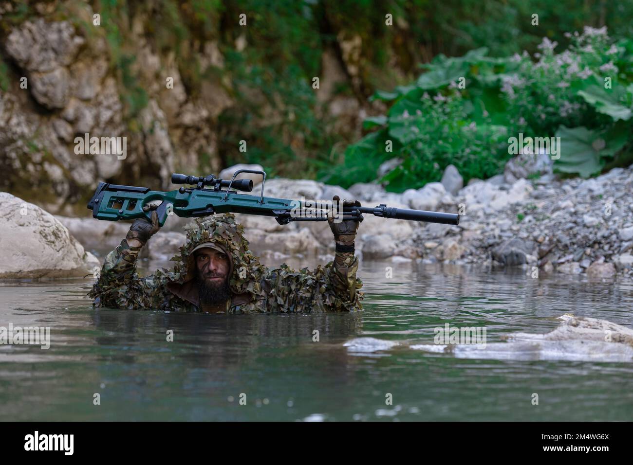 Un militar o un jugador del airsoft en un traje de camuflaje