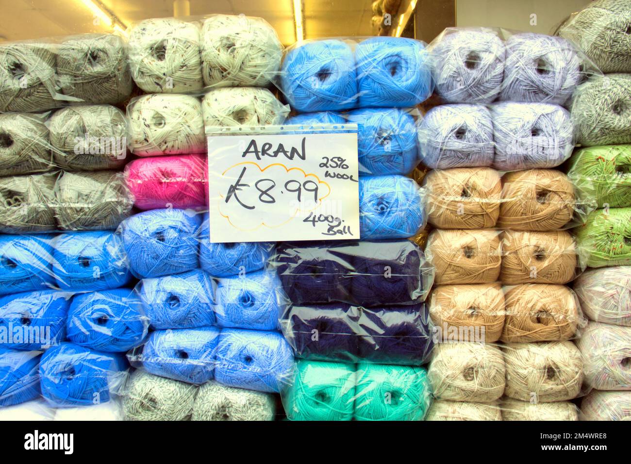 Bolas de lana de Arran en escaparate fotografiadas desde la calle Foto de stock