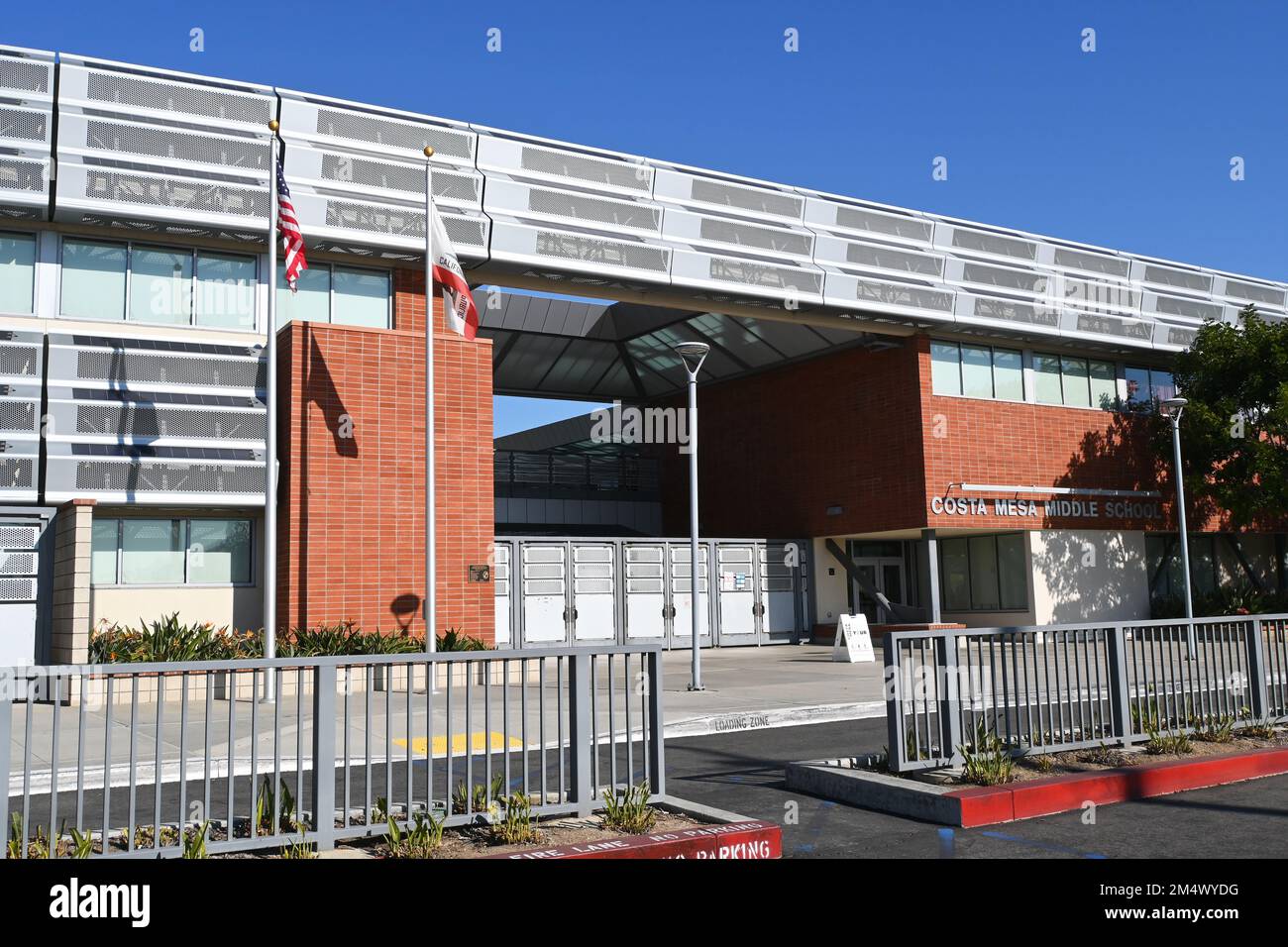 COSTA MESA, CALIFORNIA 19 DIC 2022 Primer plano de la Escuela