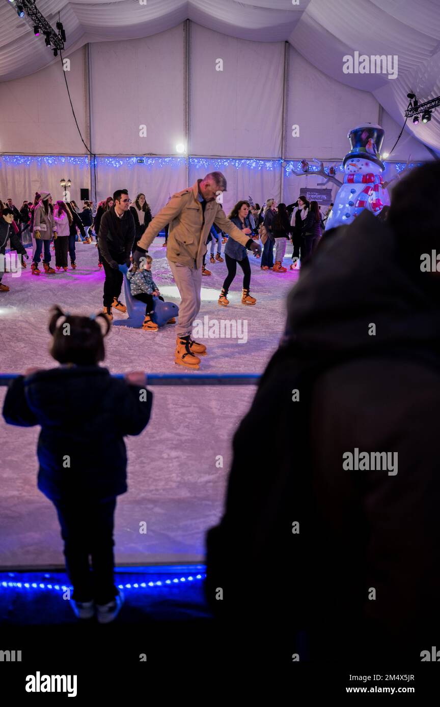 Pista de patinaje sobre hielo artificial en la plaza El Pilar durante las  vacaciones de Navidad en Zaragoza, España Fotografía de stock - Alamy