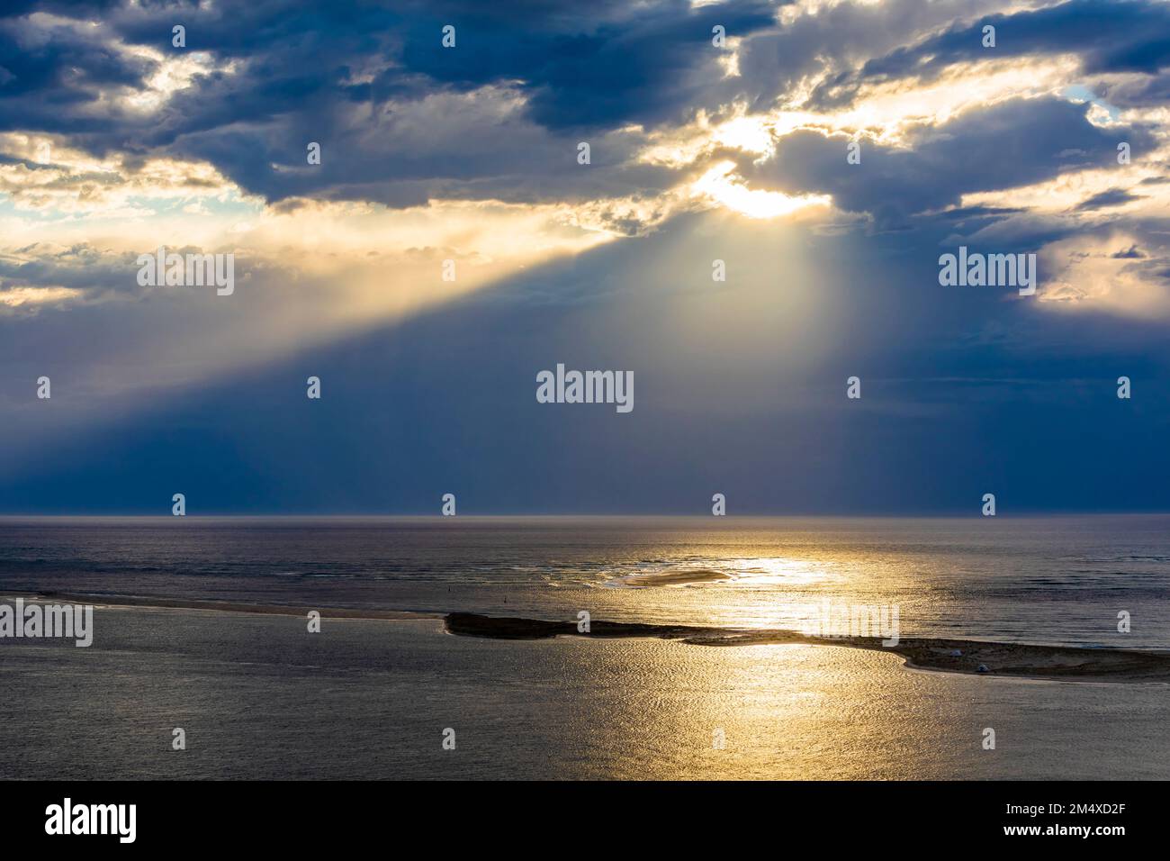 Francia, Nouvelle-Aquitaine, bahía de Arcachon en la puesta del sol nublado Foto de stock