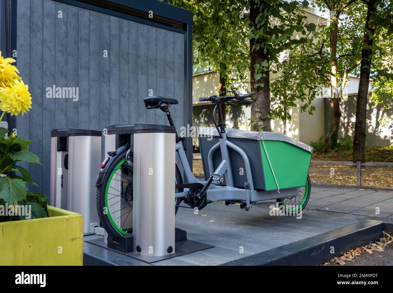 Alemania, Baviera, Múnich, Alquiler de bicicletas eléctricas de carga en la estación Foto de stock