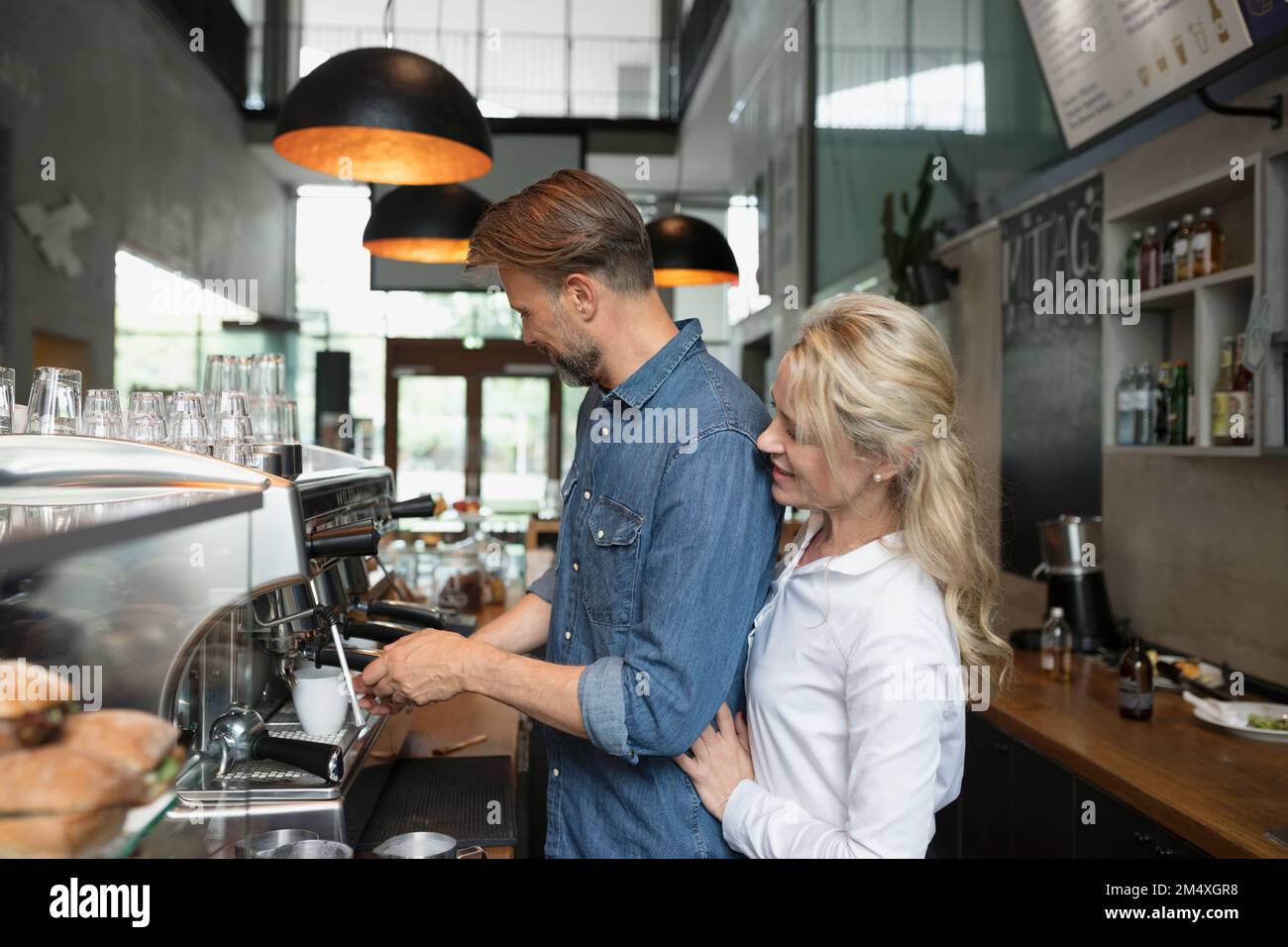 Dueños de cafeterias fotografías e imágenes de alta resolución - Alamy