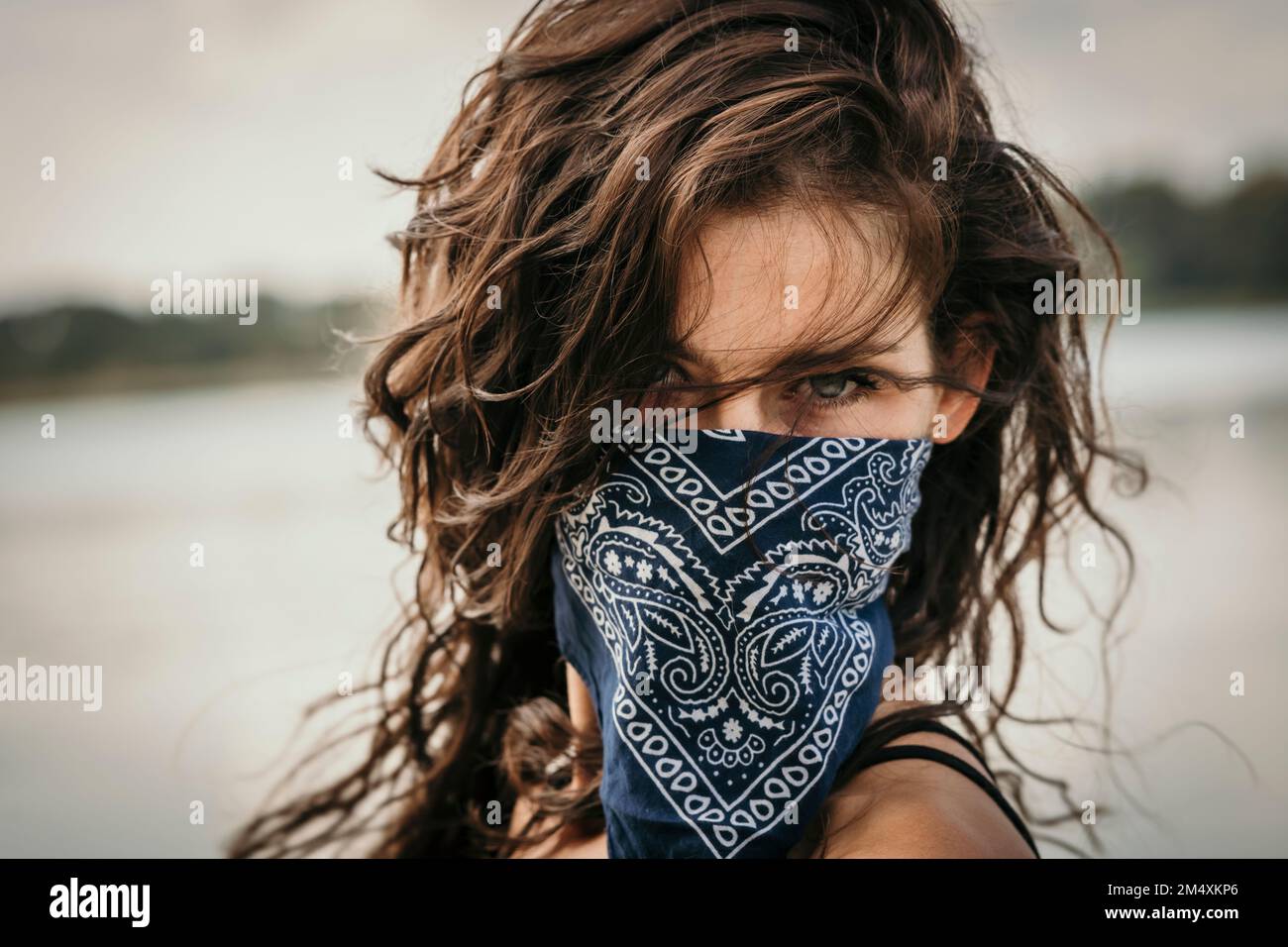 Mujer que cubre la cara con el pañuelo Fotografía de stock - Alamy