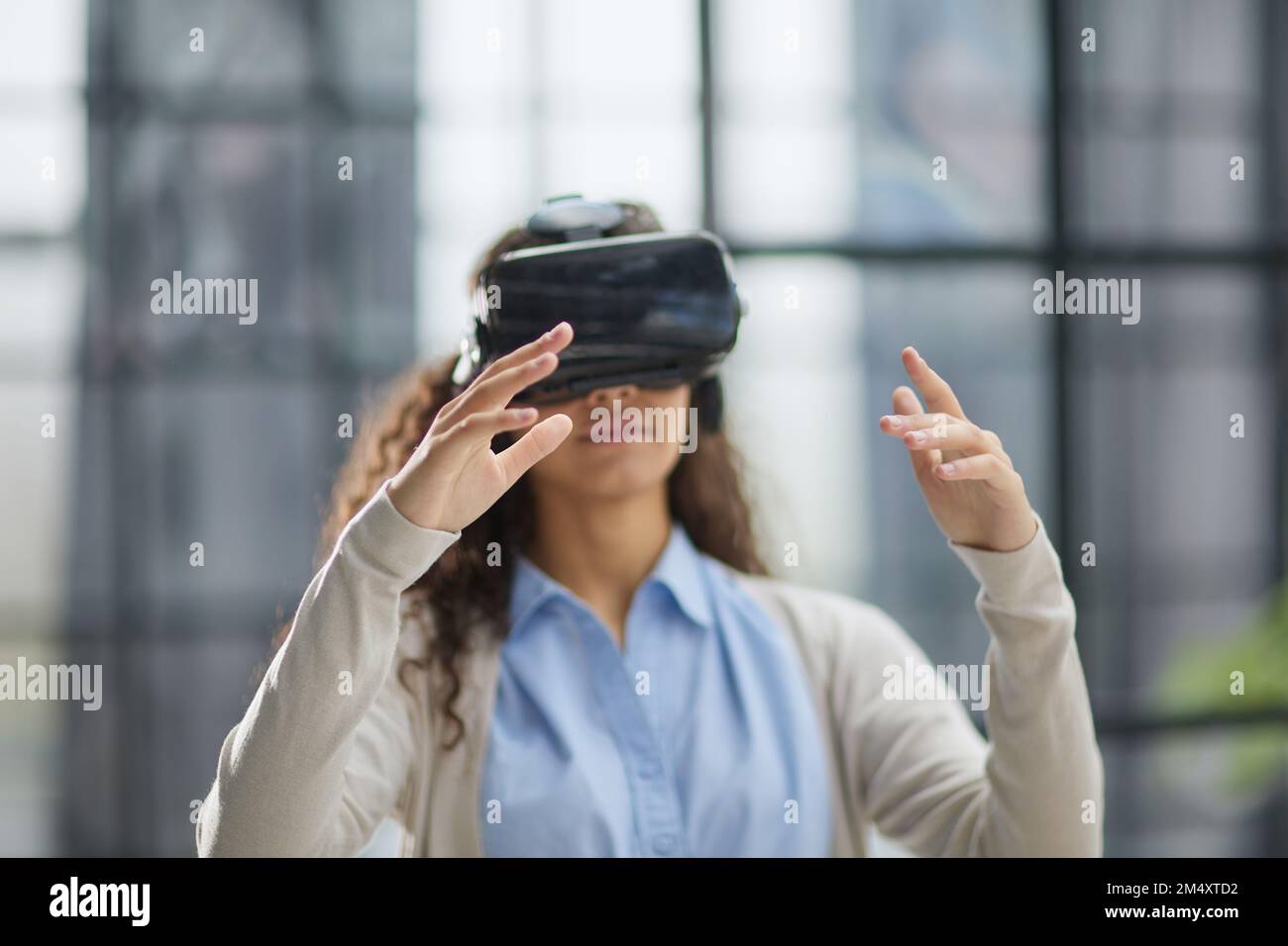 Mujer positiva que lleva la cabeza de las gafas de la realidad virtual Conexión, tecnología, nueva generación, concepto del progreso. Foto de stock