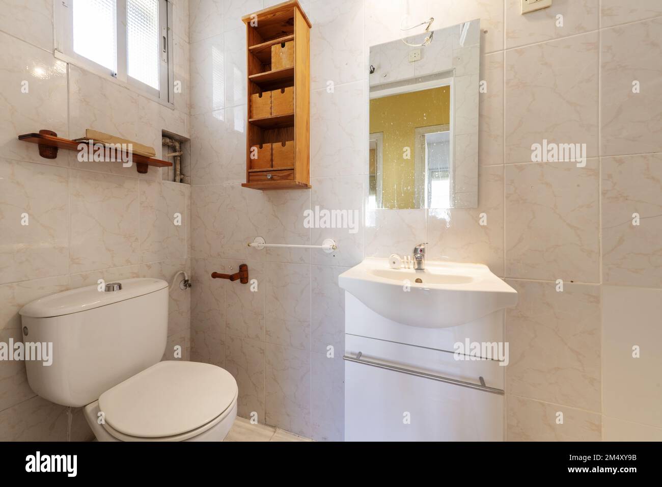 Cuarto de baño con un radiador al lado del inodoro y una estantería encima  Fotografía de stock - Alamy