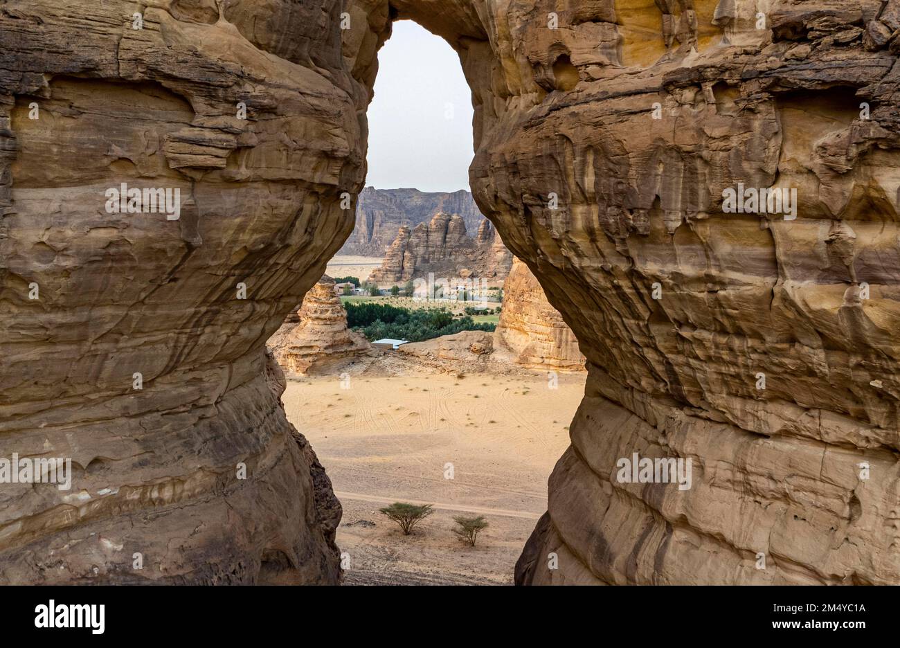 Agujero gigante en la roca, Al Ula, Reino de Arabia Saudita Foto de stock