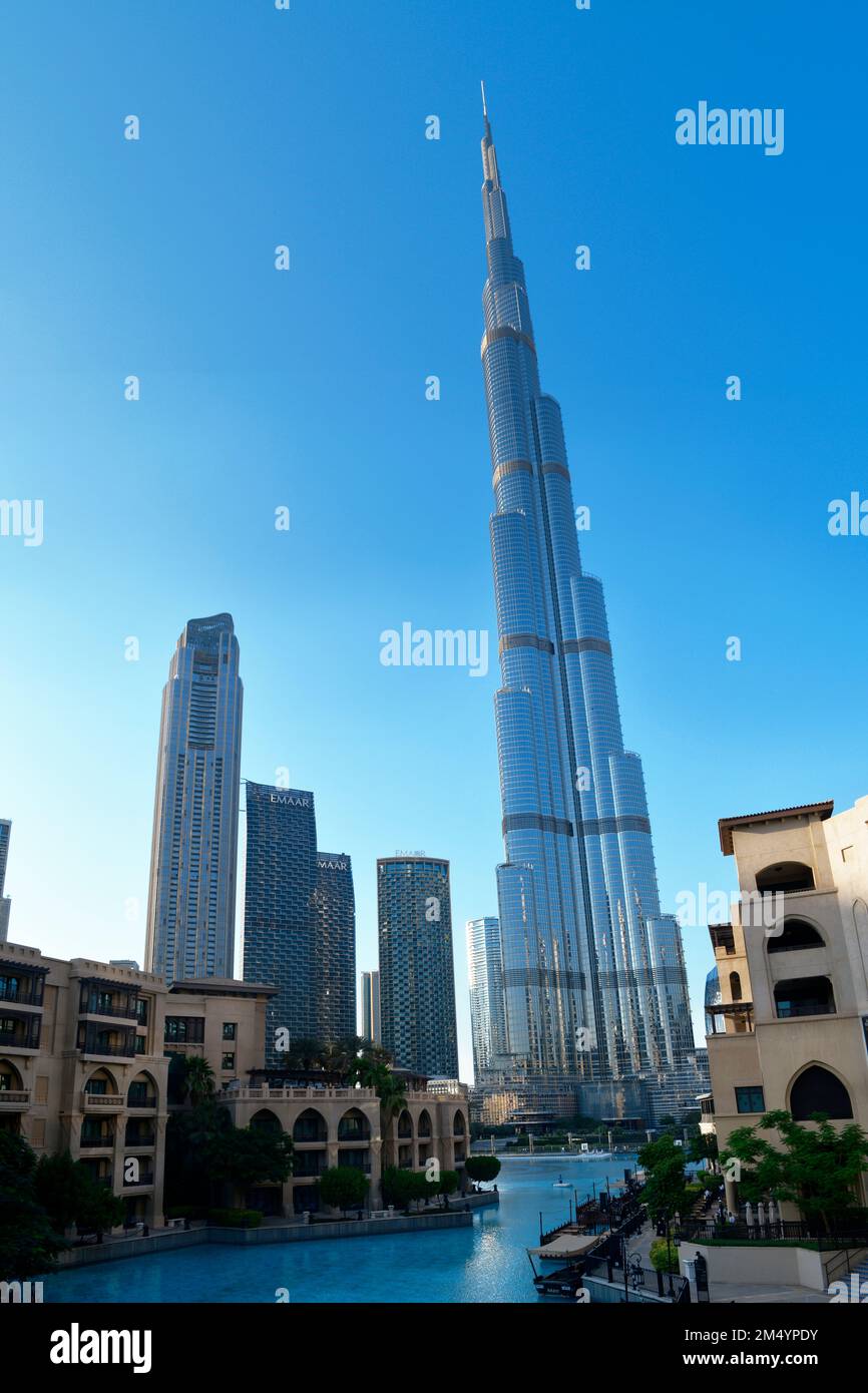 Dubái, Emiratos Árabes Unidos (EAU), diciembre de 2022: El Burj Khalifa, el edificio más alto del mundo ubicado en el centro de Dubai. Foto de stock