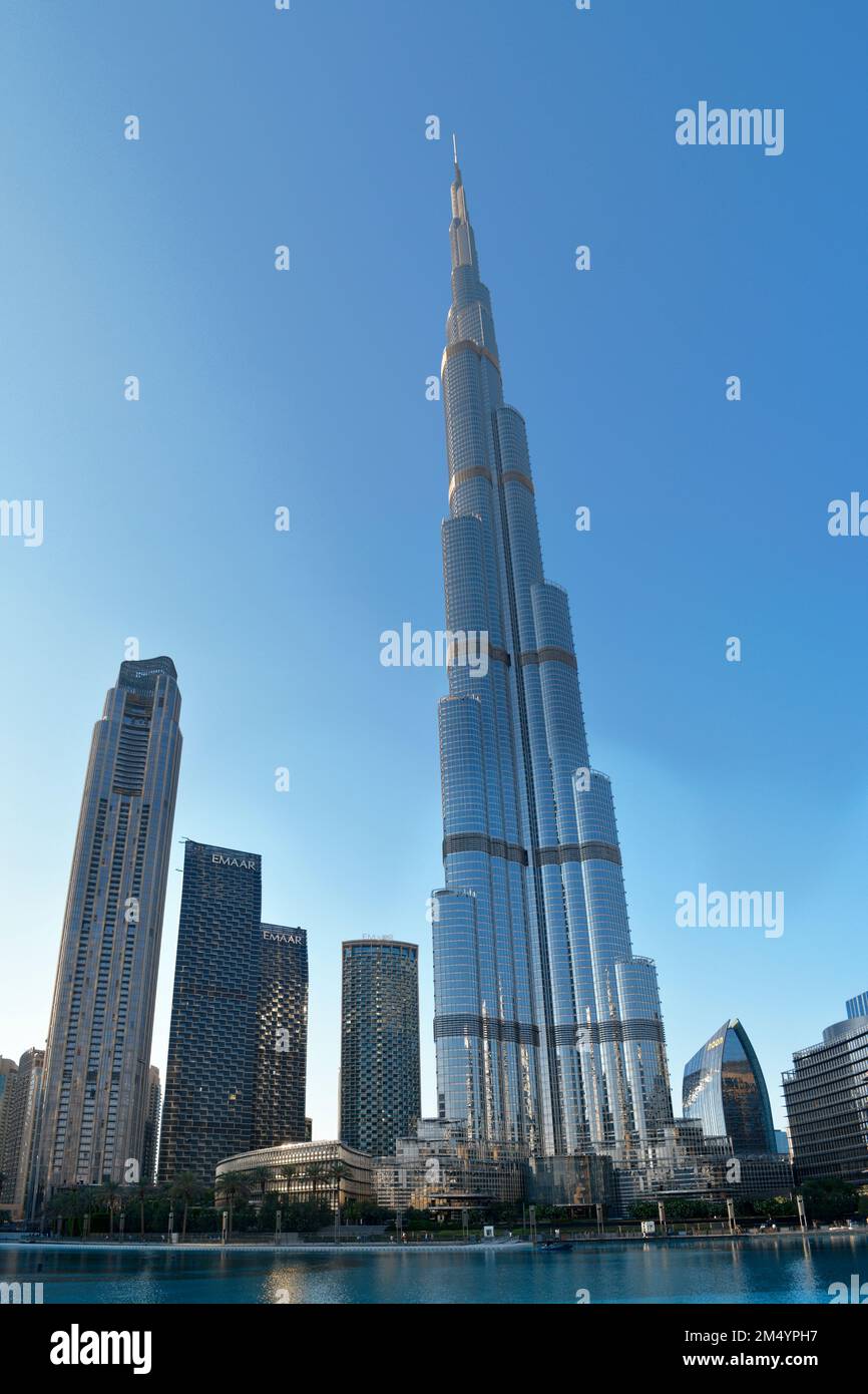 Dubái, Emiratos Árabes Unidos (EAU), diciembre de 2022: El Burj Khalifa, el edificio más alto del mundo ubicado en el centro de Dubai. Foto de stock