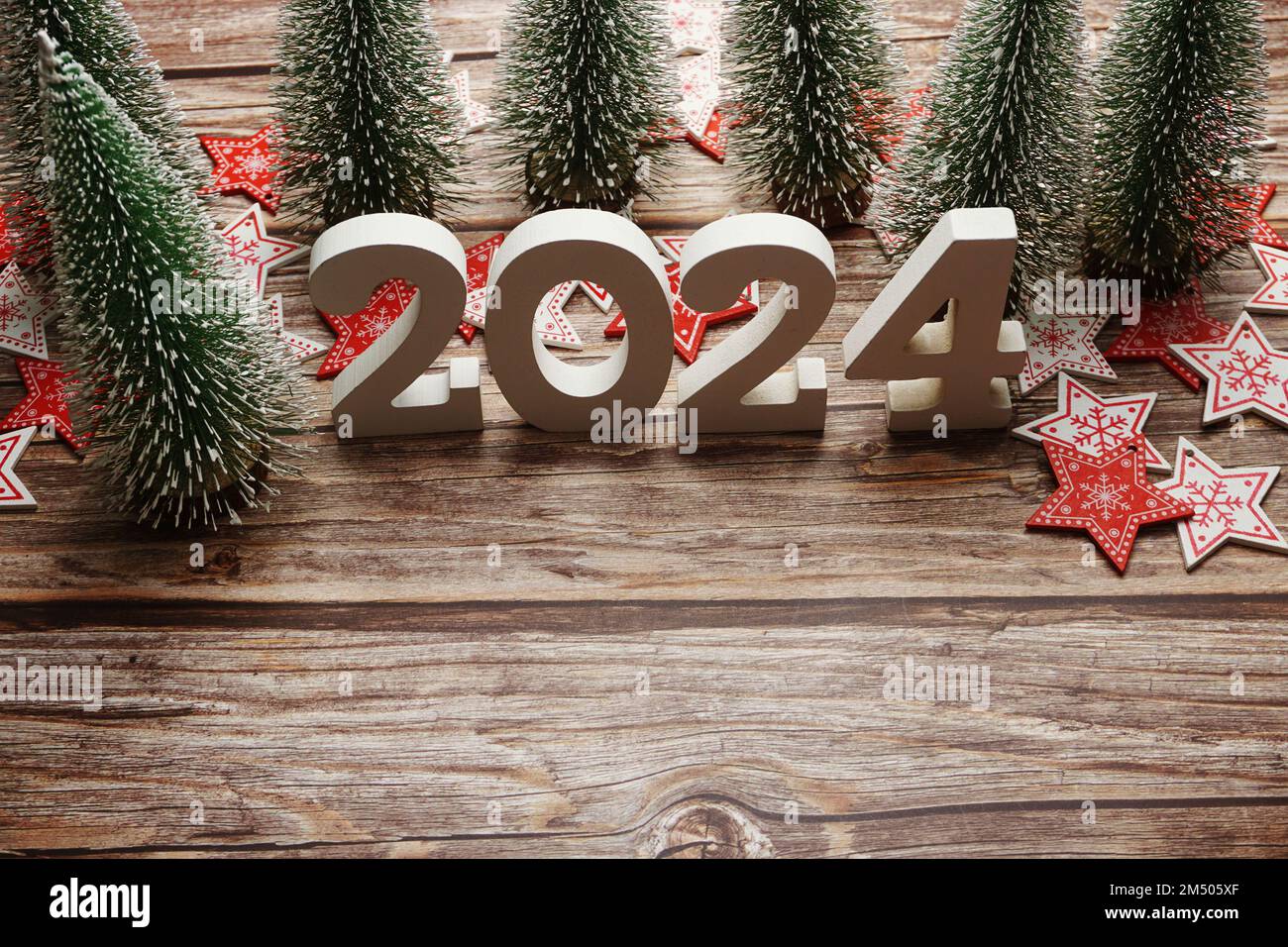 2024 Feliz año nuevo y decoración de Navidad sobre fondo de madera
