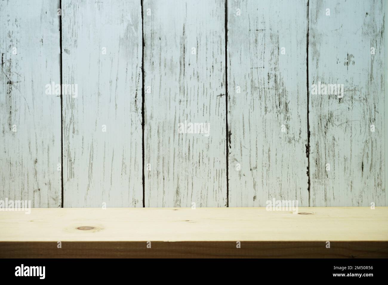 Estantes de madera sobre fondo de madera blanco para la exhibición Foto de stock