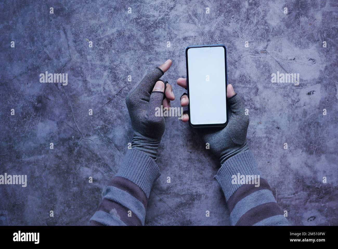 Robo con el teléfono fotografías e imágenes de alta resolución - Alamy
