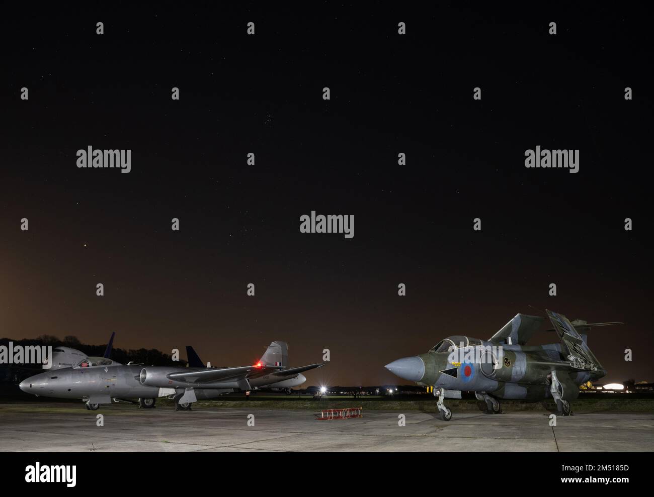 buccaneer-del-grupo-de-aviacion-buccaneer-y-un-canberra-durante-una-sesion-fotografica-nocturna-en-el-aeropuerto-de-cotswold-2m5185d.jpg