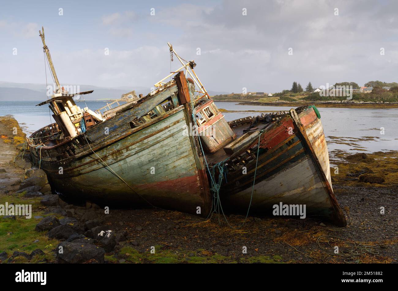 Viejos barcos pesqueros en salen, Isle Of Mull, Inner Hebrides, Scotland, Reino Unido Foto de stock
