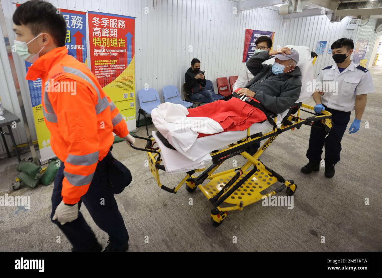 Un anciano que está siendo estirado en el área de Accidente y Emergencia  (A&E) del Hospital Cristiano Unido en Kwun Tong. Las instalaciones de salud  pública de la ciudad luchan para manejar