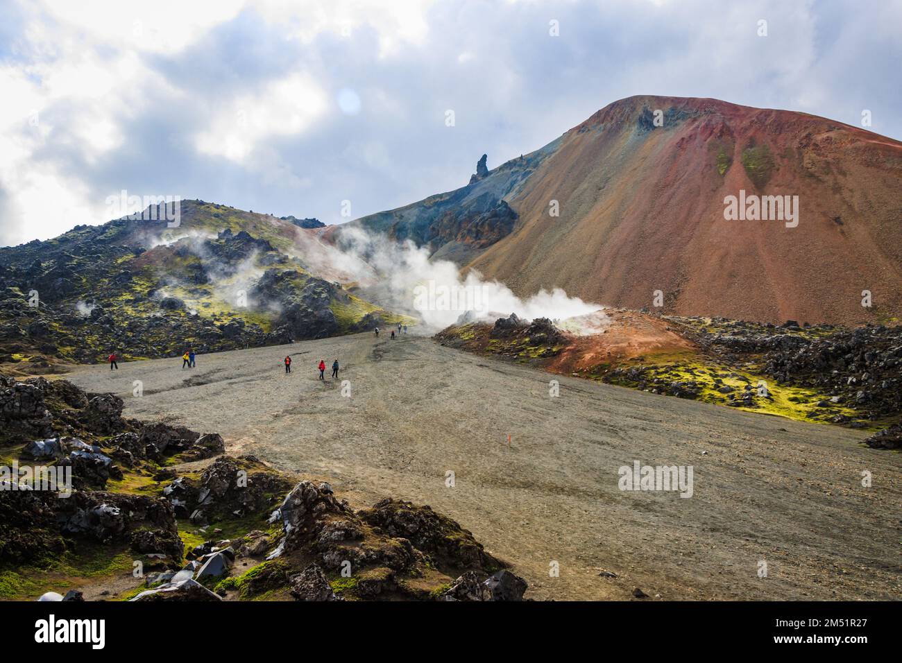 Landmannalaugar, Islandia: 20 de agosto de 2022: Senderismo en la carretera de las tierras altas con nieve y musgo volcánico verde en Landmannalaugar, Islandia Foto de stock