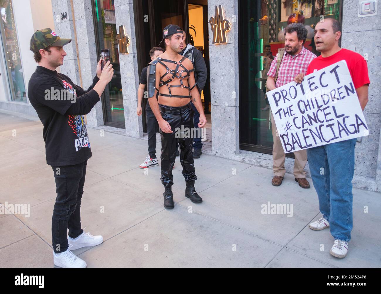 Protesta frente a la tienda Balenciaga en Rodeo Drive. Beverly Hills,  California, Estados Unidos Fotografía de stock - Alamy