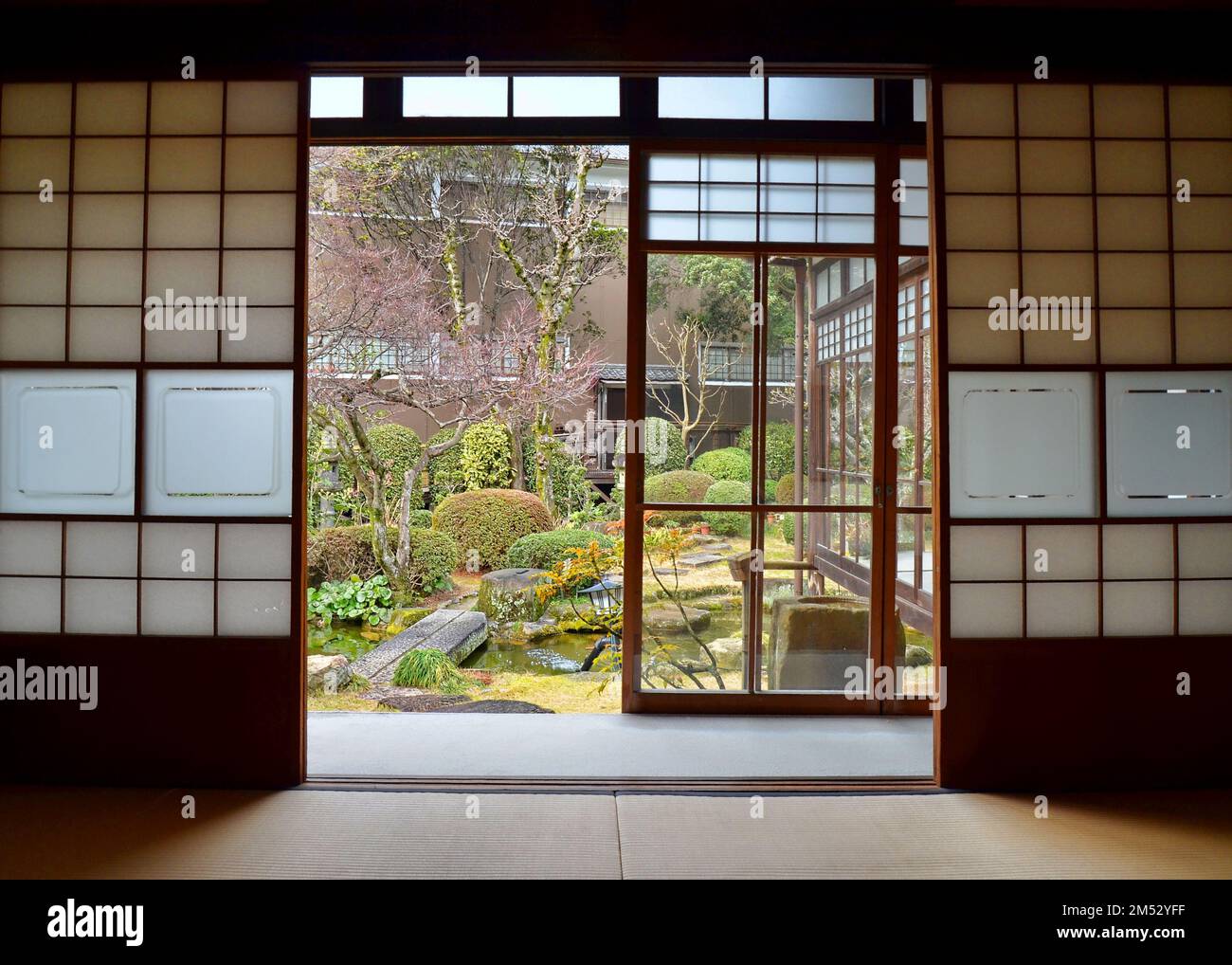 Casa De Madera Residente Japonesa Del Tatami Japonés Foto de archivo -  Imagen de cristal, techo: 147281872