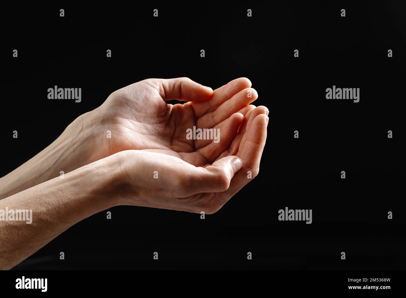 Hombre hambriento pide dinero fotografías e imágenes de alta resolución -  Alamy