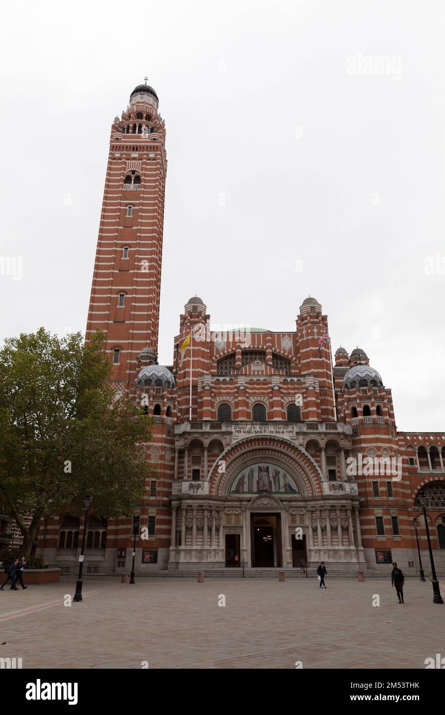 Londres, Reino Unido - 31 de octubre de 2017: Catedral de Westminster, Iglesia Católica, estilo neo-bizantino. Es la iglesia católica más grande de Inglaterra A. Foto de stock