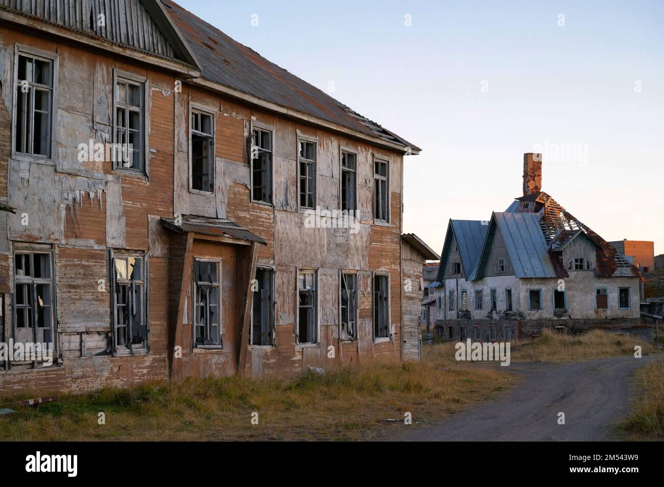 Casas abandonadas. Restos de casas antiguas en el pueblo Fotografía de  stock - Alamy