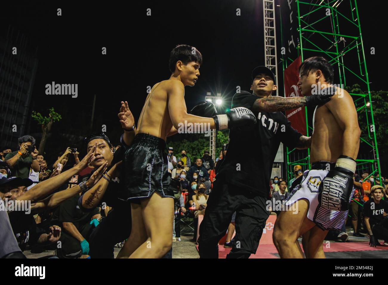 Boxeadores vistos peleando en Bangmot Sport Training Center. Debido a la  popularmente de la película de Fight Club en 1999, Fight Club Tailandia  comenzó en 2016 y hizo que la comunidad de