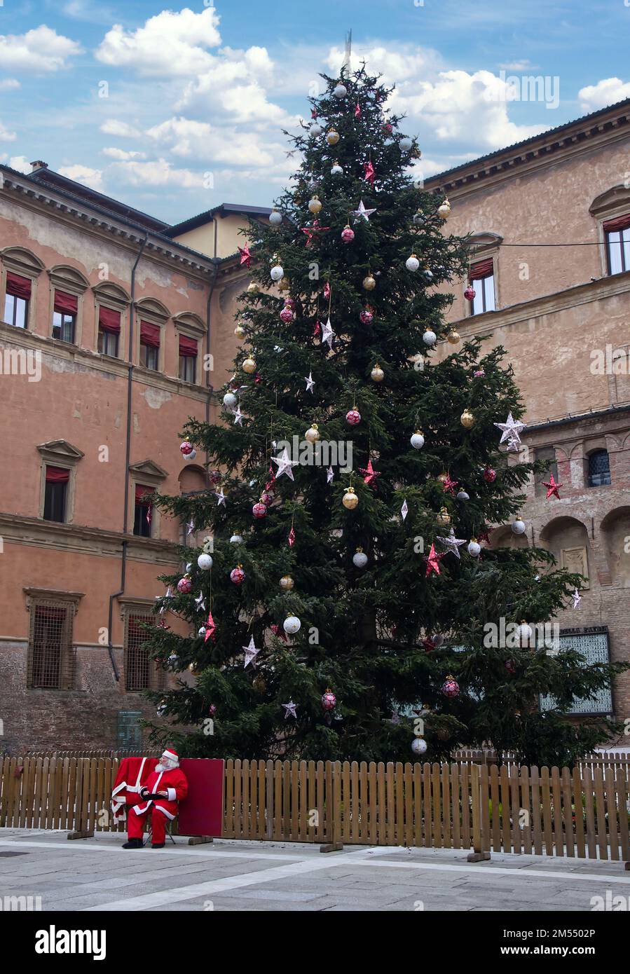 Bolonia Italia 24 de diciembre de 2022 Gran árbol de Navidad en
