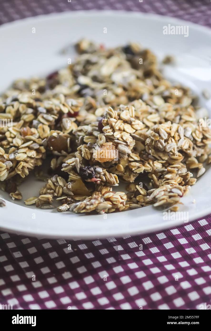 Harina de avena integral en plato blanco. Foto de stock