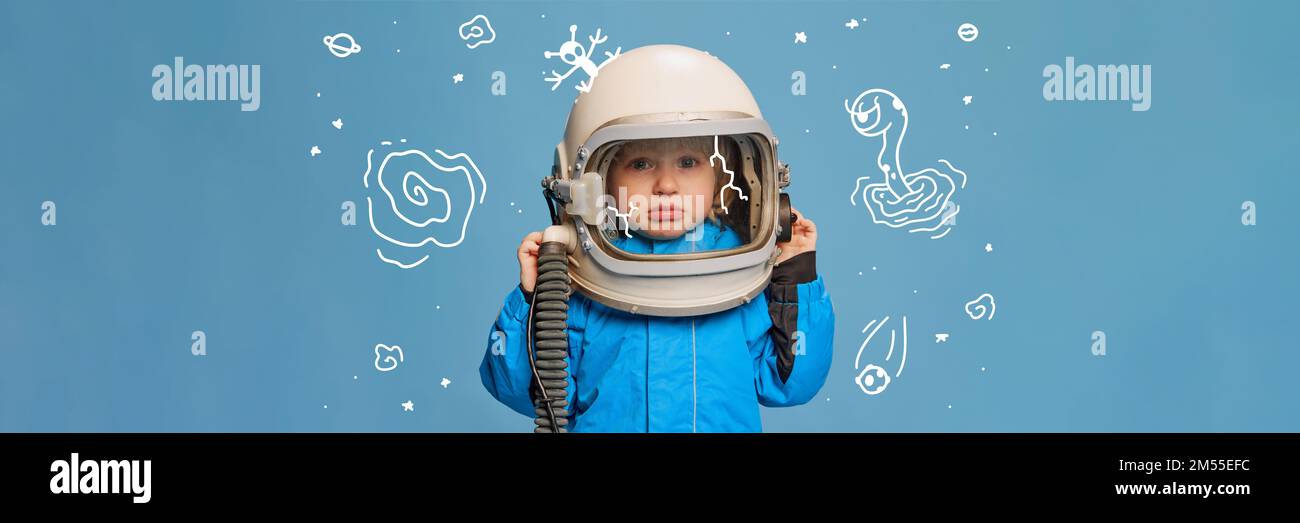 Retrato de niño divertido con casco de astronauta niño pequeño lindo  astronauta en traje espacial sosteniendo casco sobre fondo negro
