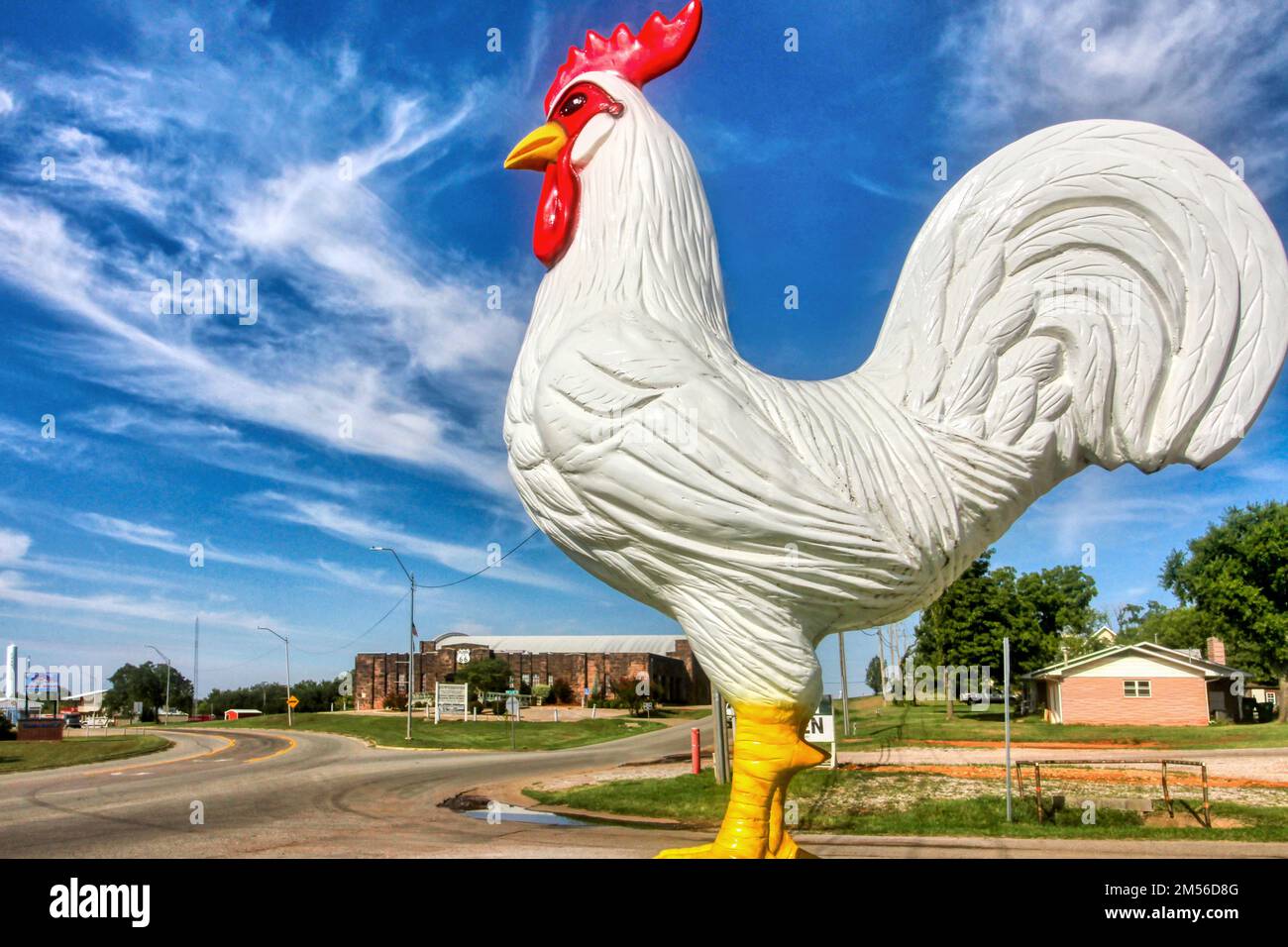 Una figura de pollo se cierne en la Ruta 66 en Chandler Oklahoma con el