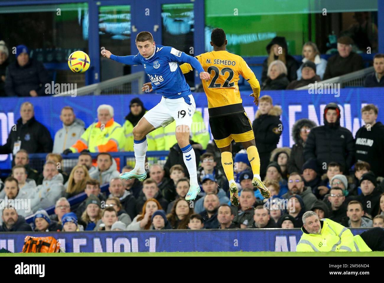 Everton, Reino Unido. 26th de diciembre de 2022. Vitaliy Mykolenko de Everton (I) salta con Nelson Semedo de Wolverhampton Wanderers. Partido de la Premier League, Everton v Wolverhampton Wanderers en Goodison Park en Liverpool el Boxing Day, lunes 26th de diciembre de 2022. Esta imagen solo se puede utilizar con fines editoriales. Solo para uso editorial, se requiere licencia para uso comercial. No se utiliza en apuestas, juegos o publicaciones de un solo club / liga / jugador. foto de Chris Stading/Andrew Orchard fotografía deportiva/Alamy Live news Crédito: Andrew Orchard fotografía deportiva/Alamy Live News Foto de stock