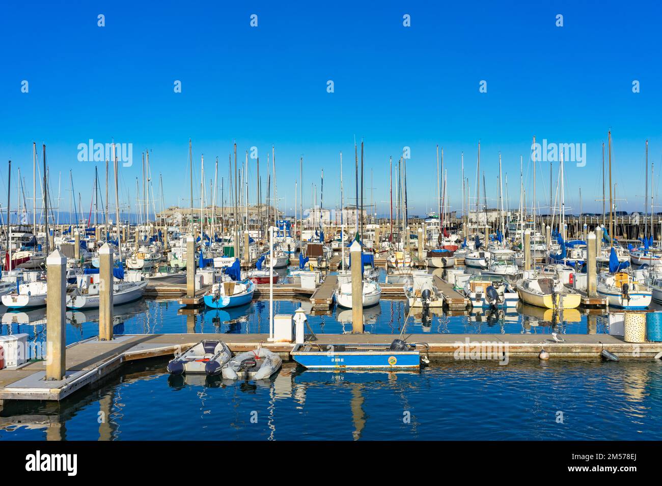 Vista panorámica de los barcos en el puerto deportivo de Monterey, California Foto de stock