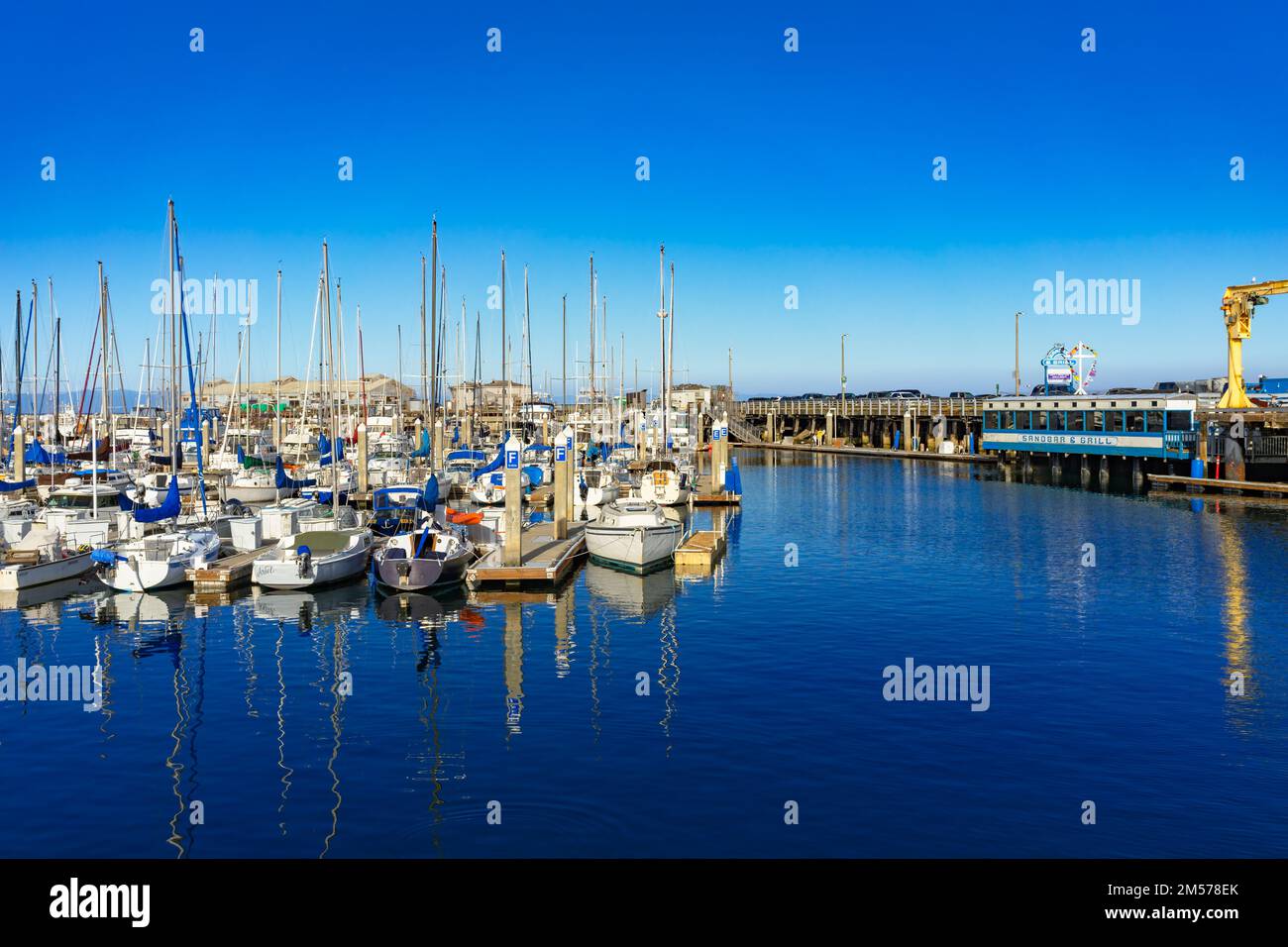 Vista panorámica de los barcos en el puerto deportivo de Monterey, California Foto de stock