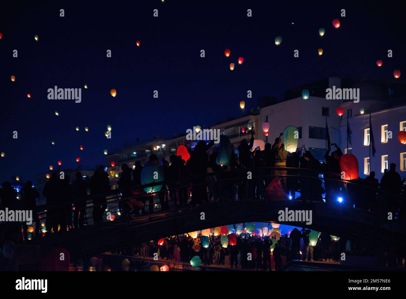 Faroles de cielo flotando en el cielo. Festival de luces de Volos. Linternas voladoras coloridas, Grecia Foto de stock