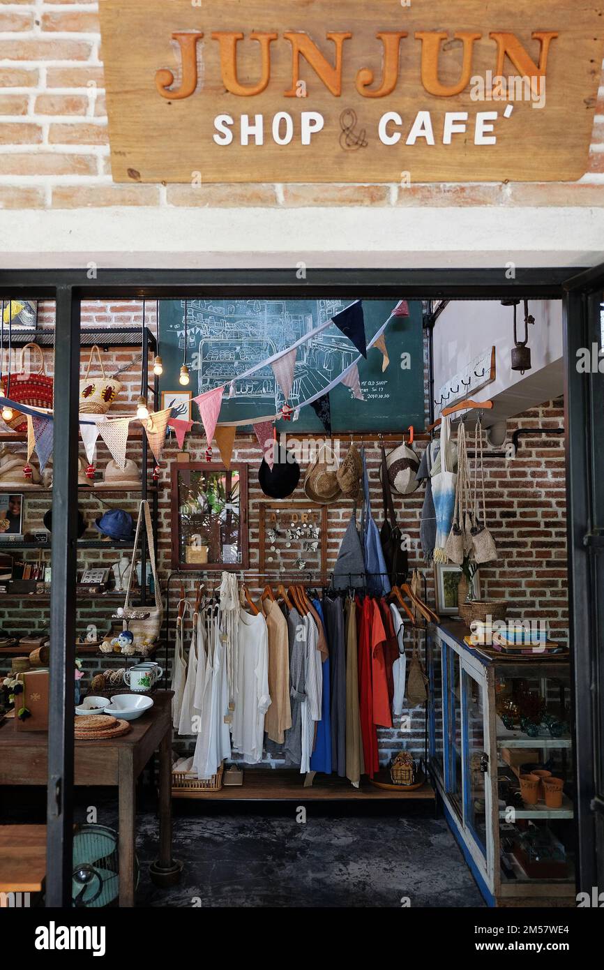 Diseño de interiores y decoración de la cafetería local y tienda de  panadería también un lugar para comprar ropa y accesorios - Chiang Mai,  Tailandia Fotografía de stock - Alamy